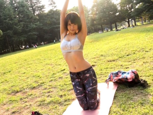【美乳ヨガ美女】公園で発見した美女を押し倒す！乳首責めで興奮し、ノリノリで男のカラダを堪能♪