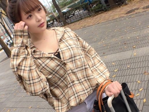 【美巨乳娘の敏感マンコ大噴射】キュートな女の子が激しく責められ、快感に耐えきれず大洪水！マン筋ビショビショで感じまくる姿はエロすぎる！