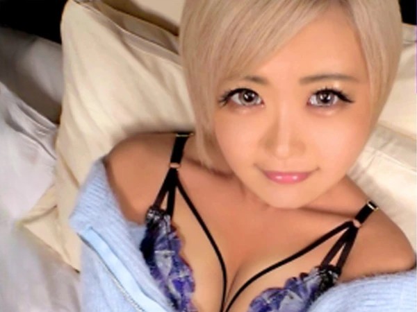 【小麦肌ギャルの淫乱プレイ】『もっと突いて！』金髪スレンダーギャルが美乳揺らして乱れまくる！！日焼け跡がエロい体に生チンをぶち込む鬼ピスSEX！！♡