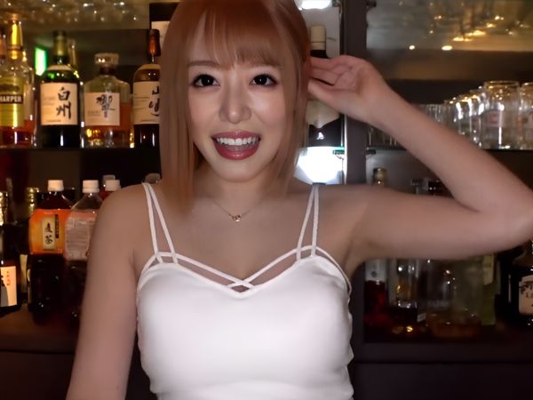 【スポーツバー店員の裏バイト】『お客さん、こんなことしちゃダメですよ…♡』フェラ上手な素人娘がジュルジュル音を立てながらチンポを舐めまわし、騎乗位で激しく腰を振って絶頂！本業では見せないエロすぎる姿がヤバい！