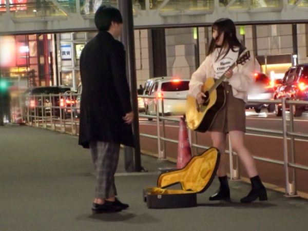 【現ナマ100万で彼氏持ちお姉さんを口説き落とす！】路上ミュージシャンの投げ銭企画で、美巨乳お姉さんが彼氏を裏切ってホテルSEX！背面座位で激しく腰を振り、現金の誘惑に負けた本気の喘ぎ声が響く！