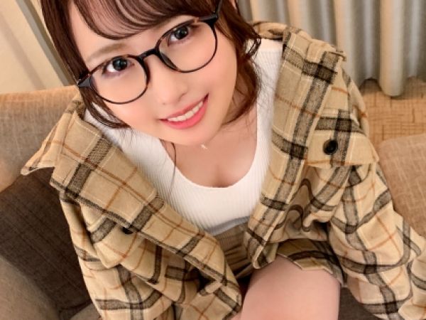 【裏切り女子大生の浮気現場】『彼氏には内緒にして…』色白パイパンの眼鏡っ子が禁断の浮気セックス！彼氏以外のチンポで膣内射精を受け入れちゃう♡