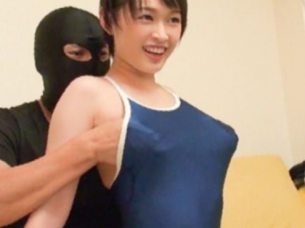【童顔美女の着衣プレイ】『ダメ…恥ずかしい…』スク水姿の無垢な美女が乳揉まれ、着衣のまま感じまくる！！エロすぎる姿に即ヌケ確定wwww♡
