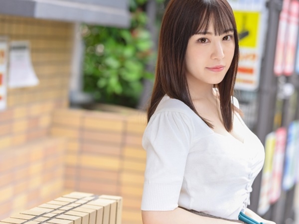【神対応の激カワ美少女】『お家でエッチなことしよっか？』素人男性宅に訪れた萌え系美少女が、どんなエッチなお願いも叶えちゃう！制服姿で甘えながら、ドキドキのセックス体験をご提供♡