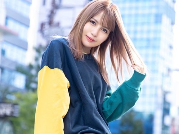 【芸能界志望のギャ【ギャルAVデビュー】芸能界を目指すアパレル店員の美人ギャル、2本のチンポに夢中！！貪欲にしゃぶり尽くし、乱れまくる3Pセックスで本能剥き出し！！ギャルエロ全開のデビュー作！！ル店員】アパレル美女がAVで大胆デビュー！2本のチンポに夢中♡貪欲なフェラと乱れまくる3Pでギャルエロ全開！