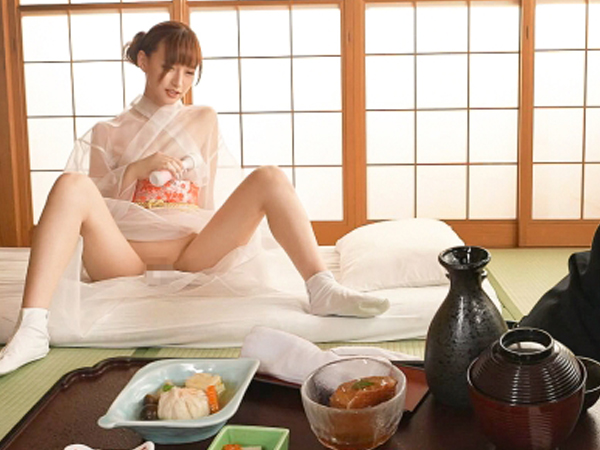 若女将の従順おもてなし♡『分かりました///』と股を開き、オナニー披露！客の興奮した下半身を鎮める最高のエロ接客！