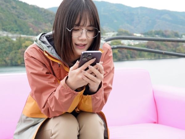 【陰キャ美少女とダメニートの禁断ラブ♡】ラブホ清掃員のウブな美少女が、ニート彼氏とイチャイチャSEX！フェラ＆乳首舐め手コキでトロける快感…制服姿がたまらない！